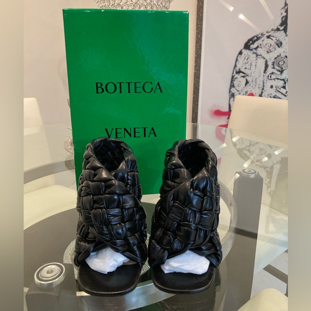 Bottega Veneta Ladies Sandals with original box and dust bags.